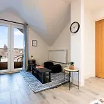 Modern & Cosy 2Br Apartment W Balcony & Netflix
